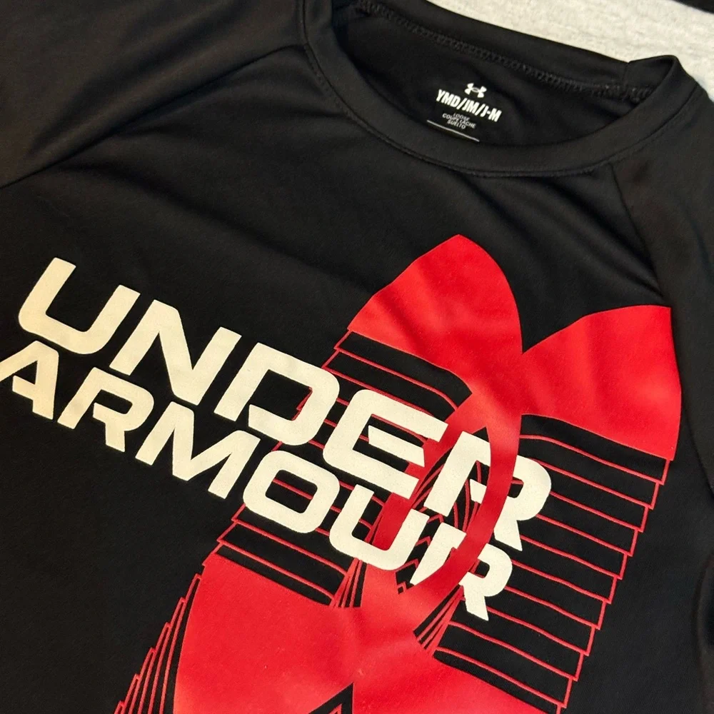 Under Armour •	black short